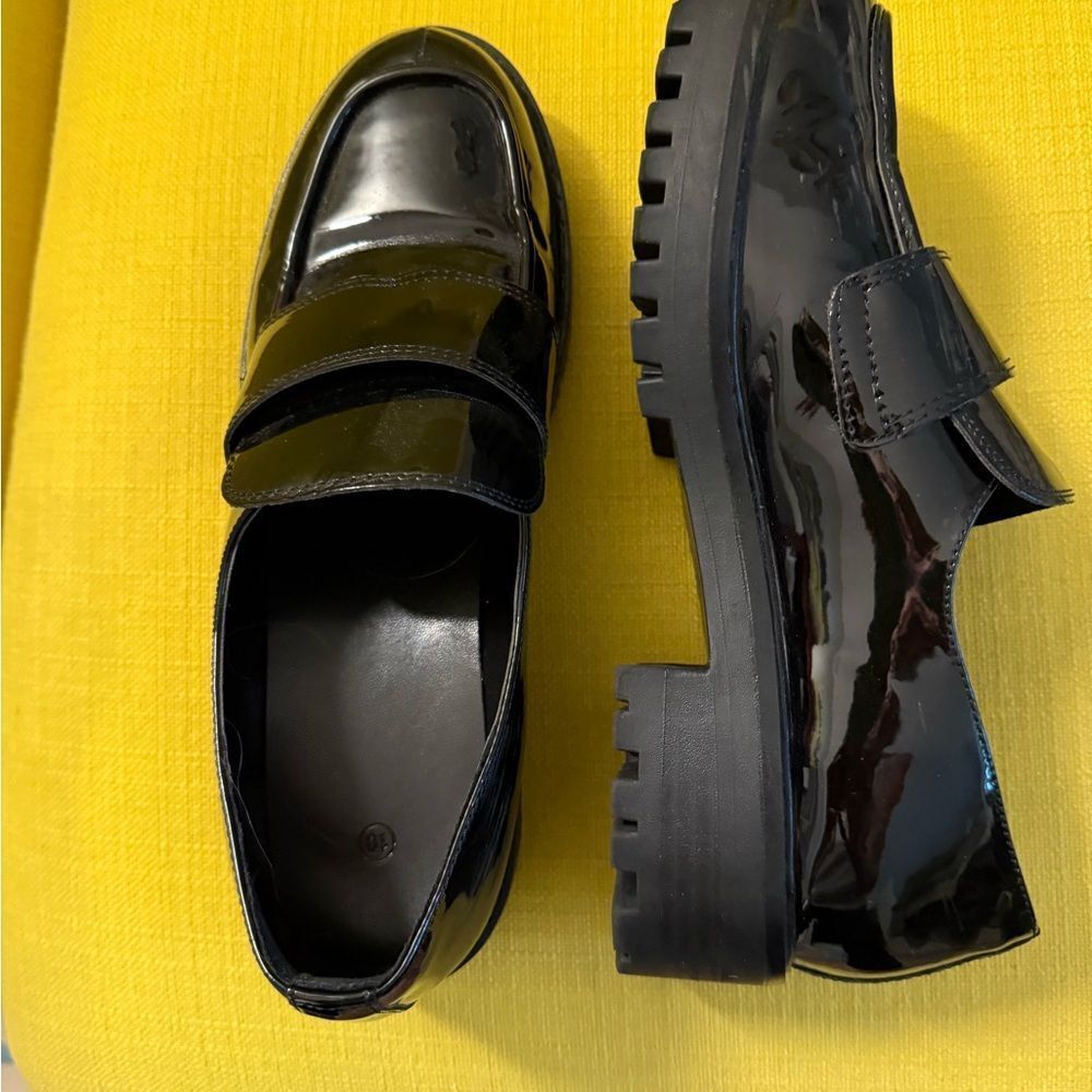 2By patent loafer. Run slightly large. Worn just a few times. Like new.  Size 10
